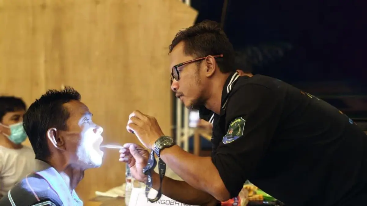 PELAYANAN : Tenaga medis saat melakukan pengecekan kesehatan kepada masyarakat melalui Pelayanan Dokter Terbang Terapung.&nbsp;