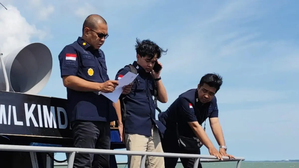 PEMERIKSAAN : Kepala Seksi Intelijen dan Penindakan Keimigrasian (Inteldakim) Kantor Imigrasi Kelas II TPI Nunukan, Fredy melakukan pengecekan dokumen saat menggelar Operasi Wirawaspada beberapa waktu lalu. ASRULLAH/RADAR TARAKAN

&nbsp;