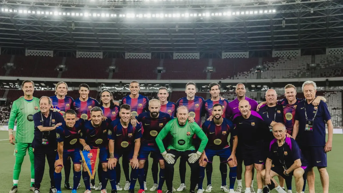 Sejumlah legenda sepak bola dunia berpose bersama usai laga ekshibisi dalam ajang Clash of Legends, menghadirkan nostalgia dan aksi bintang di lapangan.