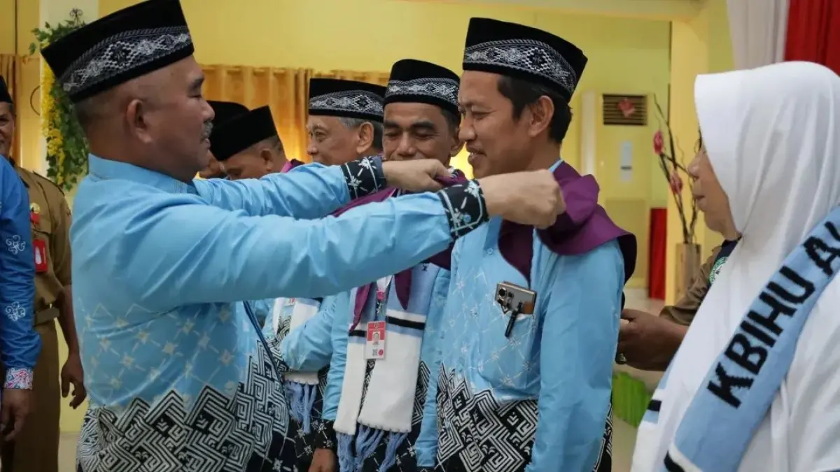 SIAP BERANGKAT : Wali Kota Tarakan dr Khairul memasang atribut kepada&nbsp; CJH sebagai tanda siap dilepas. AGUS DIAN ZAKARIA/RADAR TARAKAN