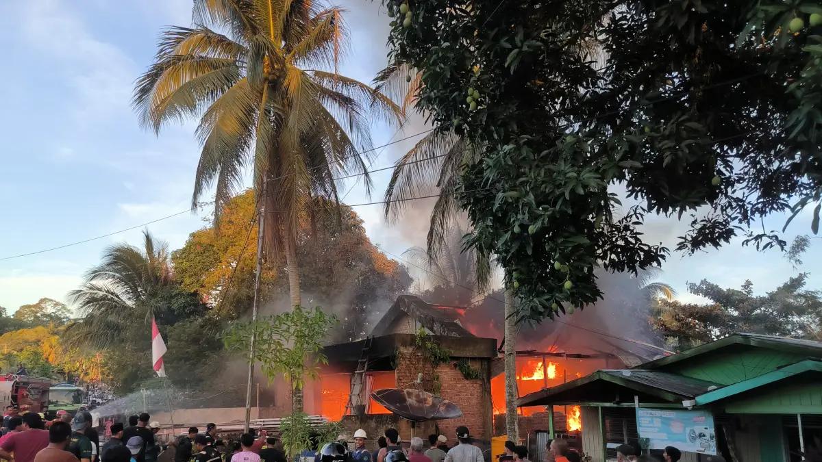 TERBAKAR: Petugas bersama warga berupaya melakukan pemadaman. FOTO: DOK WARGA