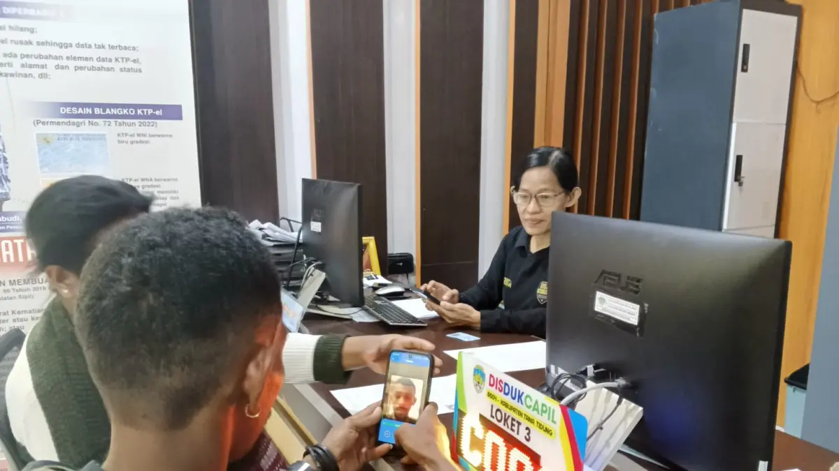 TETAP PELAYANAN: ASN Disdukcapil Tana Tidung tetap masuk 50 persen melayani pengurusan adminduk warga. (FOTO: SOPIAN/RADAR TARAKAN)