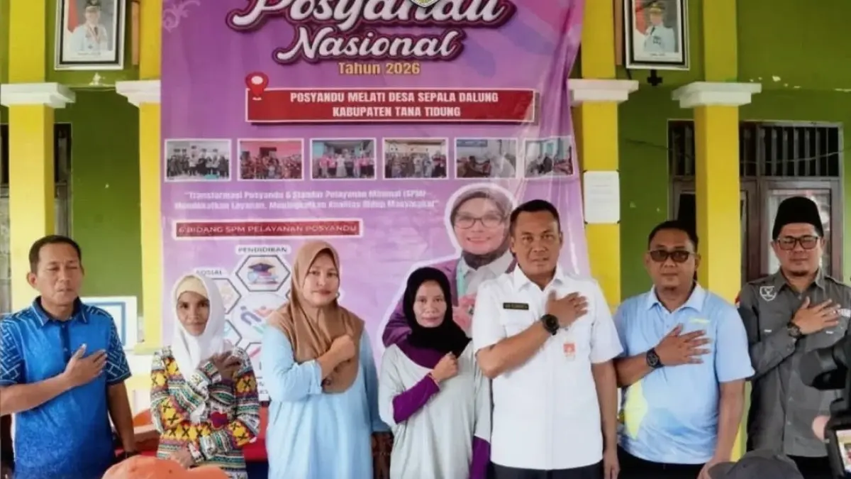 ABADIKAN MOMEN: Asisten I Uus Rusmanda bersama Kadinsos-PMD M. Arief Prasetiawan serta Kadinkes H. M Sarif menghadiri peringatan Posyandu Nasional di Sepala Dalung, Rabu (29/4).(FOTO; DOK DISKOMINFO)