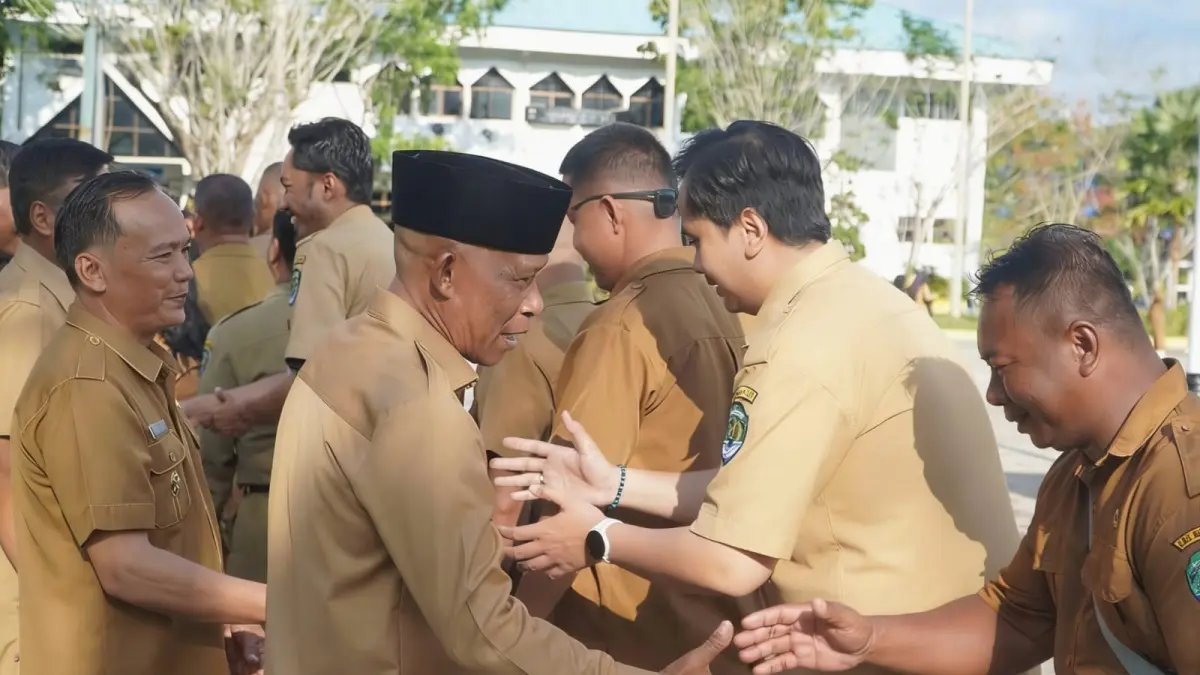 APEL: Bupati Bulungan menyalami ASN usai apel Senin di Halaman Kantor Bupati Bulungan. FOTO: RADAR TARAKAN
