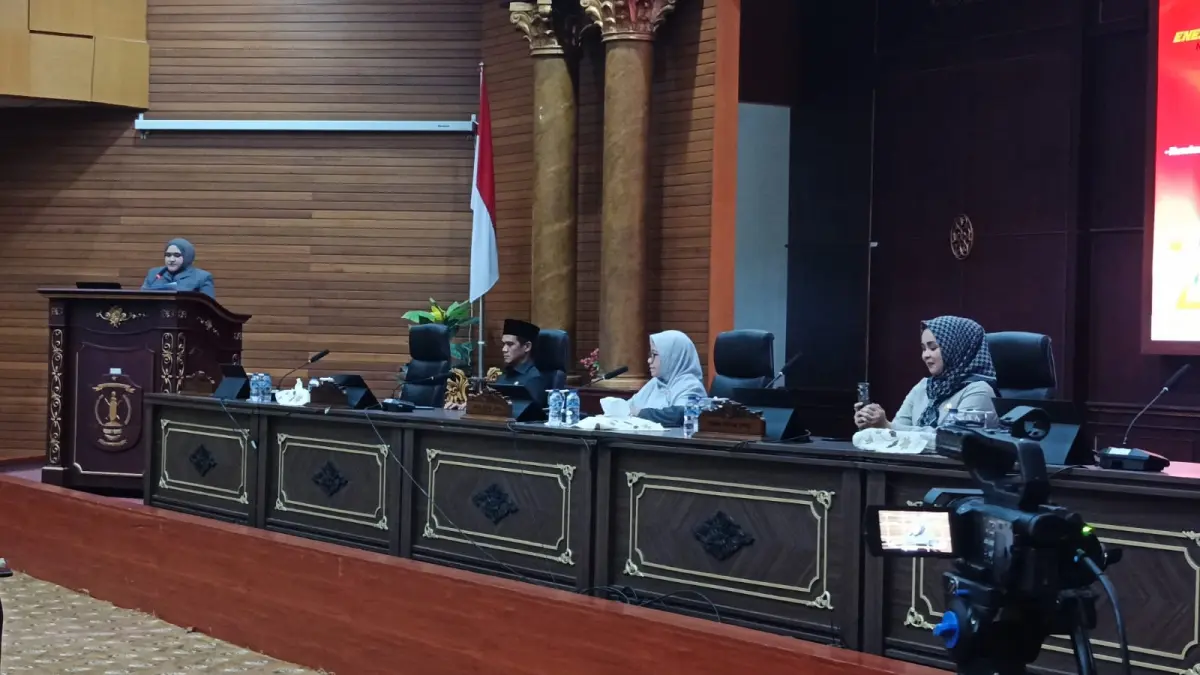 BEBERKAN : Anggota DPRD Nunukan, Fraksi Gerindra Hj. Siti musdalipah saat menyampaikan rekomendasi DPRD Nunukan atas LKPj Bupati Nunukan Tahun Anggaran 2025.