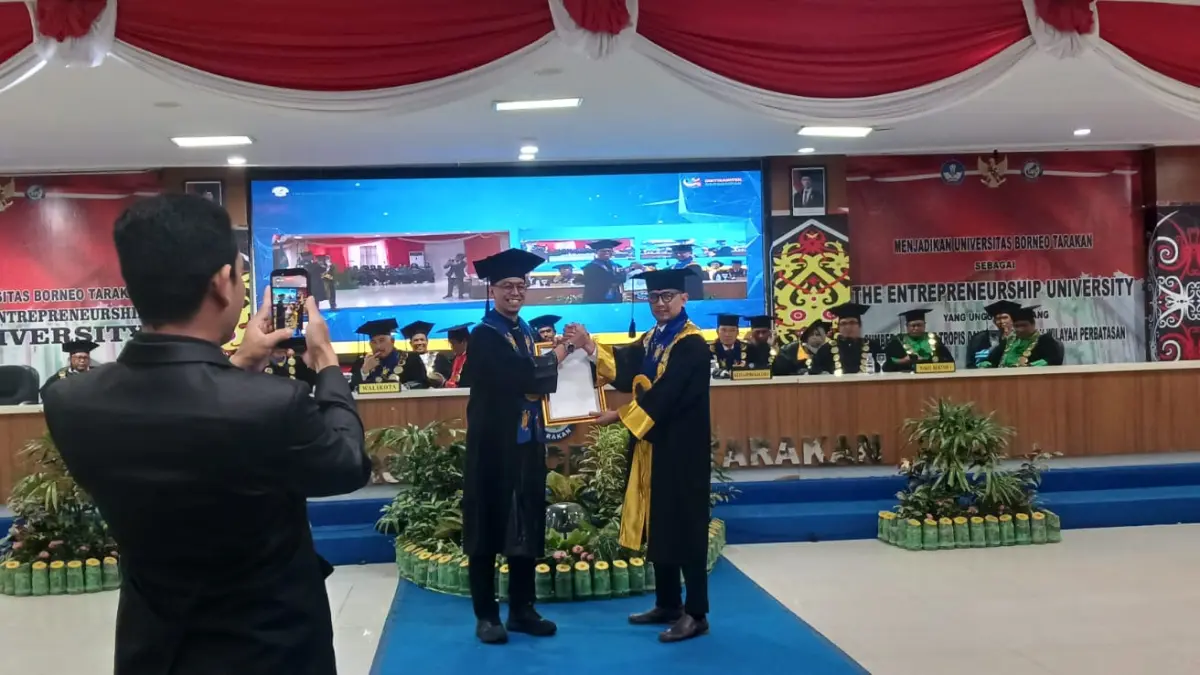 DIKUKUHKAN : Rektor UBT menyerahkan tanda kepada Prof Muhammad Nur Utomo S.E, M.Si sebagai Guru Besar