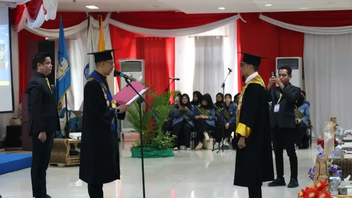 GURU BESAR: Rektor UBT Tarakan Prof Yahya Ahmad Zein mengukuhkan Prof Muhammad Nur Utomo dalam acara pengukuhan Guru Besar pada Rabu (29/4). AGUS DIAN ZAKARIA/RADAR TARAKAN