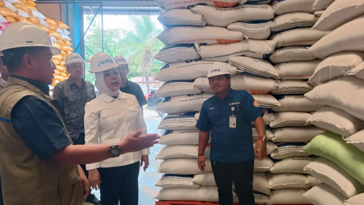 KETAHANAN PANGAN: Anggota DPR RI, Rahmawati saat sidak ke Bulog Bulungan. FOTO: IWAN K/RADAR TARAKAN