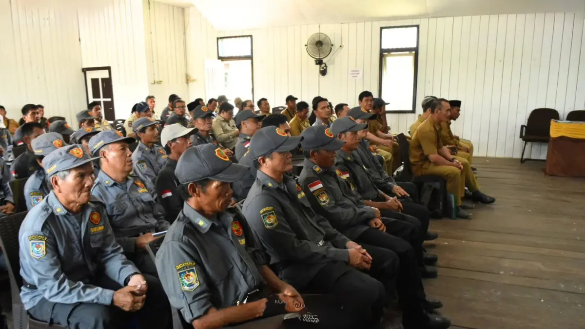 SATLINMAS: Puluhan Satlinmas resmi dikukuhkan Bupati Bulungan Syarwani, di Kecamatan Tanjung Palas Barat.&nbsp;
(Taslee/Radar Tarakan)