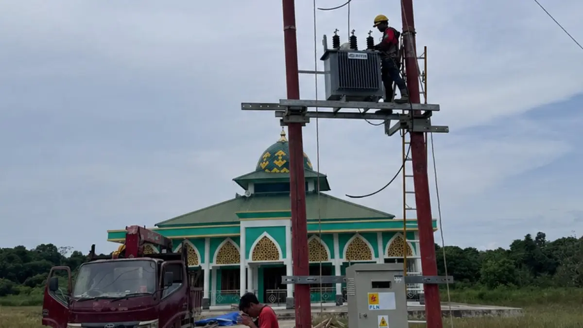 SIAP MENYALA: Proses pemasangan jaringan listrik PLN di Desa Sengkong Februari lalu. (FOTO: ISTIMEWA)