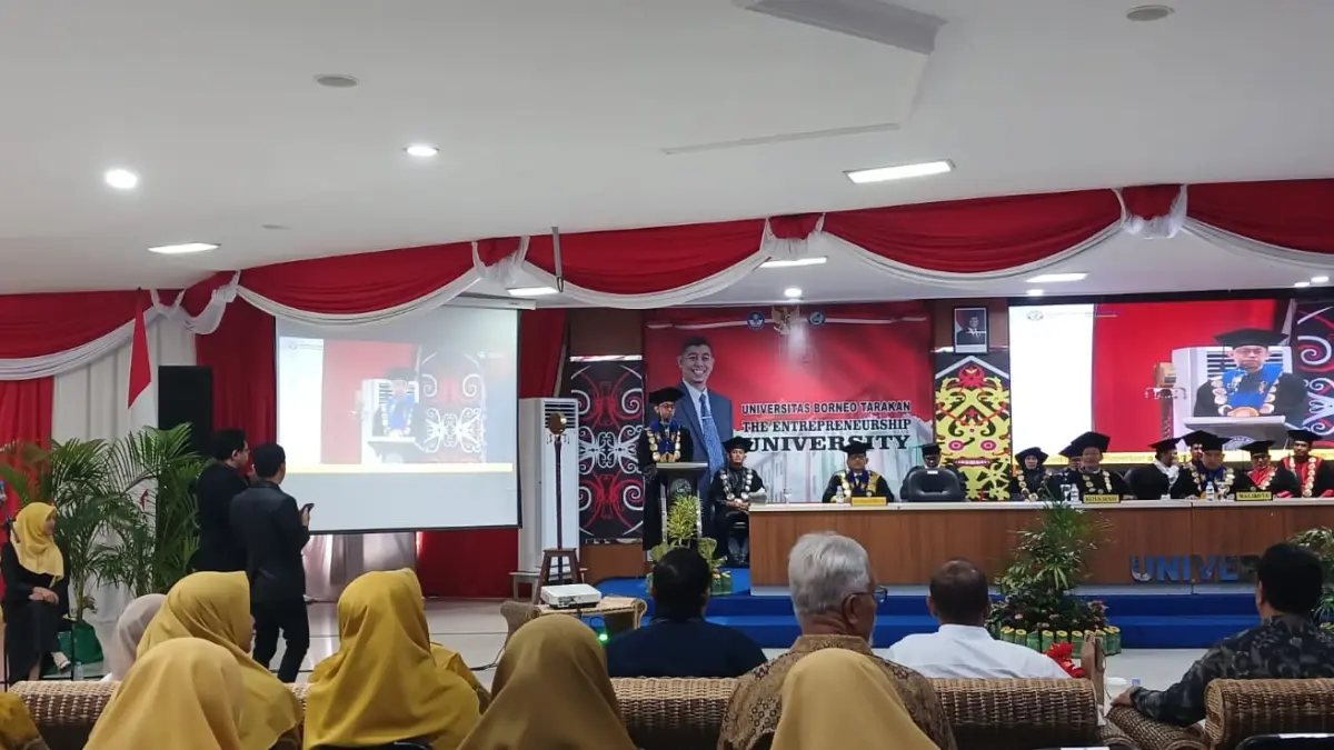 Suasana prosesi wisuda di Universitas Borneo Tarakan, saat salah satu perwakilan lulusan menyampaikan pidato di podium, disaksikan jajaran pimpinan kampus dan para tamu undangan.