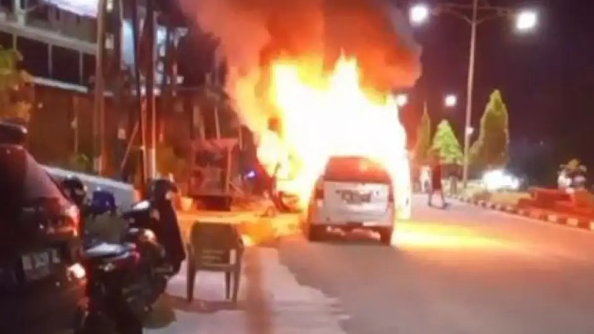 TERBAKAR : satu unit minibus jenis Toyota Avanza yang terparkir di depan Kafe Trylogi, Jalan Kusuma Bangsa, Kelurahan Gunung Lingkas terbakar dan diduga karena korsleting. ISTIMEWA