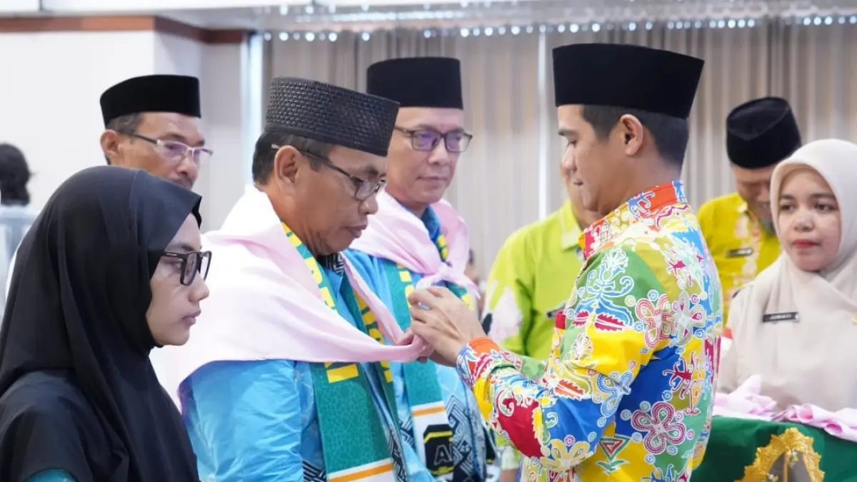 KEBERANGKATAN : Bupati Nunukan H. Irwan Sabri menyematkan syal identitas jemaah haji asal Nunukan secara simbolis kepada perwakilan jemaah.&nbsp;