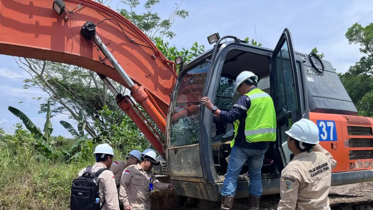 PENGECEKAN : Petugas UPTD Bapenda Provinsi Kalimantan Utara Kelas A Wilayah Nunukan melakukan uji petik terhadap alat berat.&nbsp;