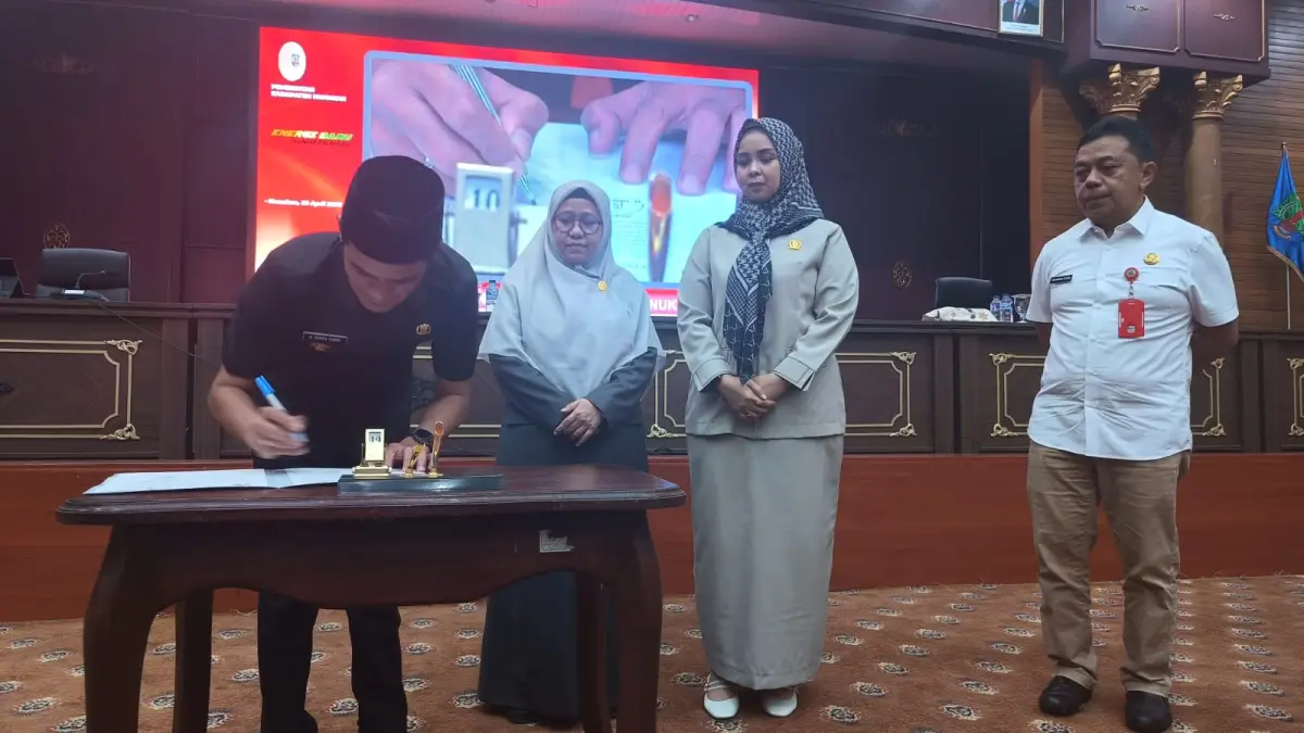 REKOMENDASI : Wakil Ketua I DPRD Nunukan, Arpiah didampingi Wakil Ketua II, Hj. Andi Mariati menyaksikan Bupati Nunukan H. Irwan Sabri saat menandatangani rekomendasi DPRD Nunukan atas LKPj Bupati Nunukan TA 2025.