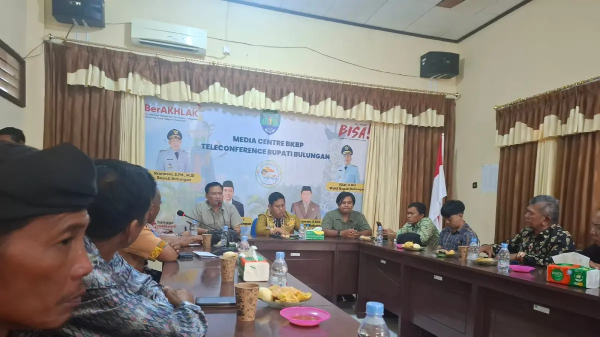 BERIKAN ARAHAN: Kepala Kesbangpol Bulungan saat memberikan arahan dalam ralat bersama ormas dan tokoh adat. FOTO: RADAR TARAKAN