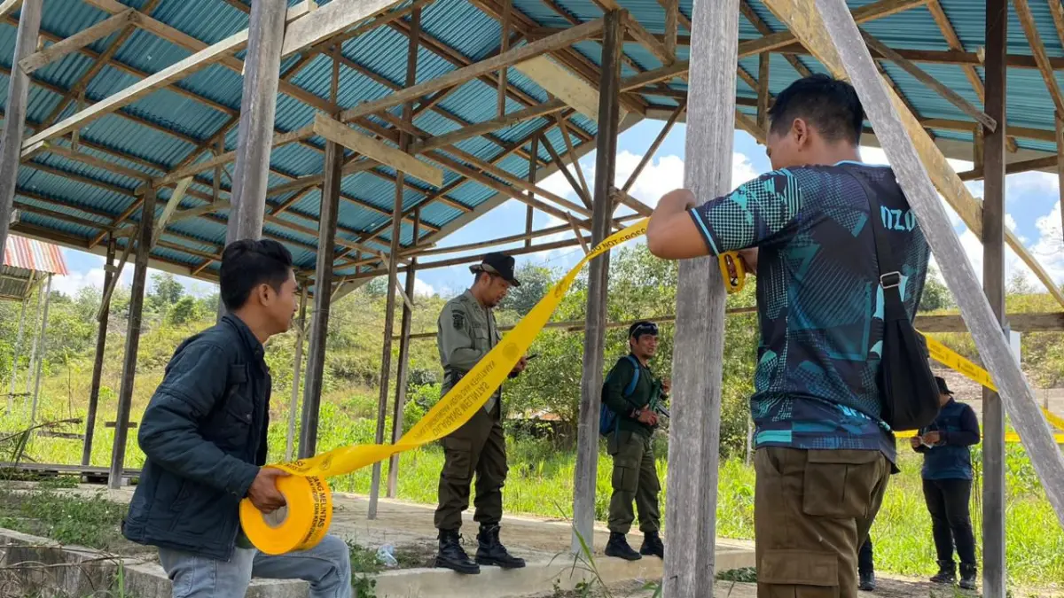 ILEGAL : Petugas KPH UPTD Tarakan memasang garis PPNS bangunan yang ditemukan di hutan lindung.&nbsp;ISTIMEWA