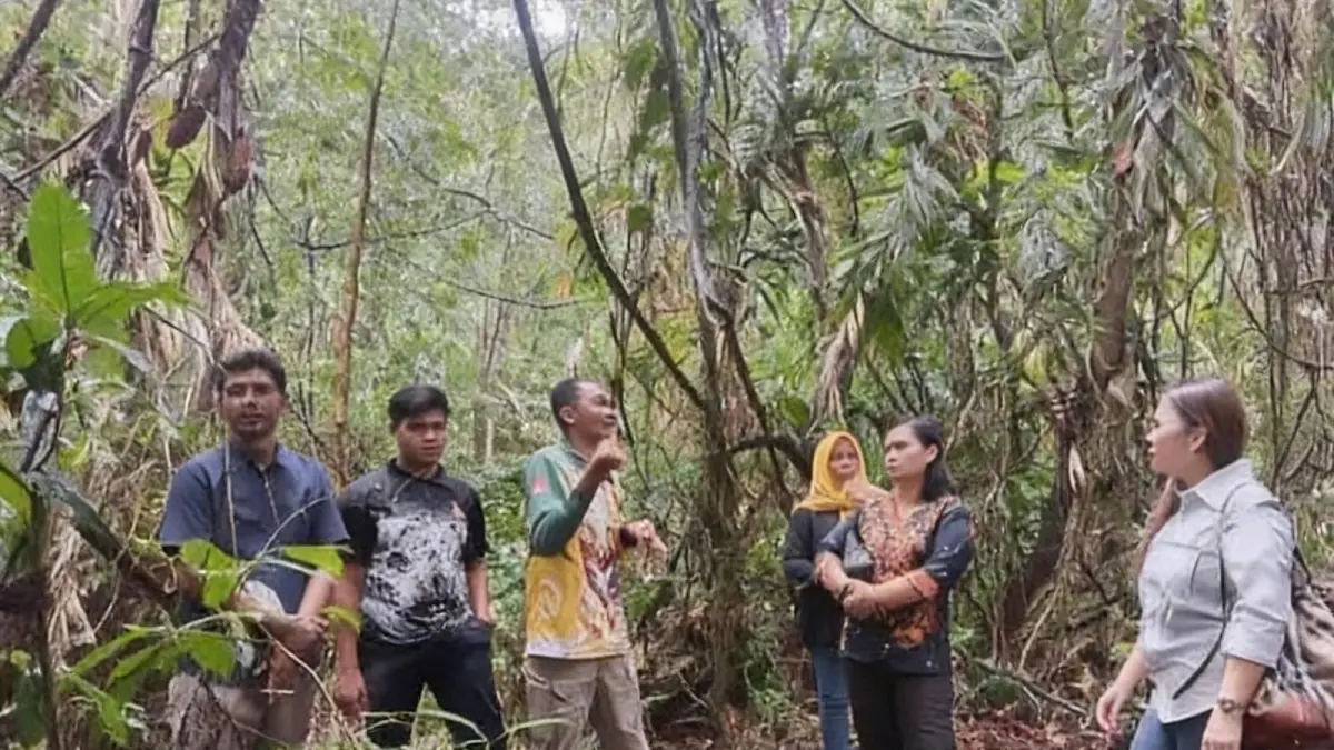 OBJEK WISATA: Petugas DKOP Bulungan saat melakukan kunjungan ke salah objek wisata Batu Tumpuk. FOTO: DKOP BULUNGAN
