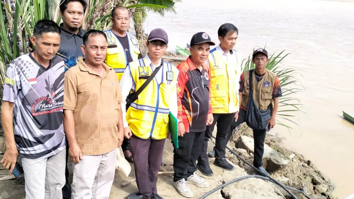 PENINJAUAN : Tim BWS Kaltara bersama BPBD Pos Sembakung melihat langsung lokasi longsor yang akan segera ditangani.&nbsp;