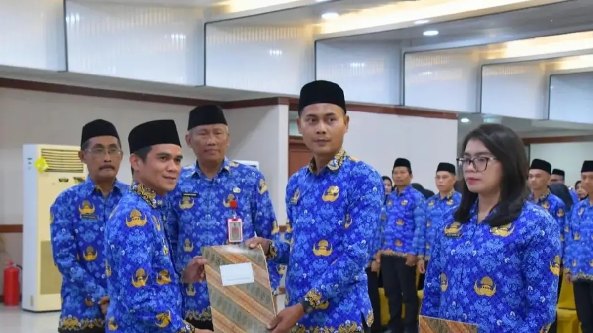 PENYERAHAN : Bupati Nunukan H. Irwan Sabri saat menyerahkan SK PNS usai melantik ratusan pejabat fungsional.&nbsp;