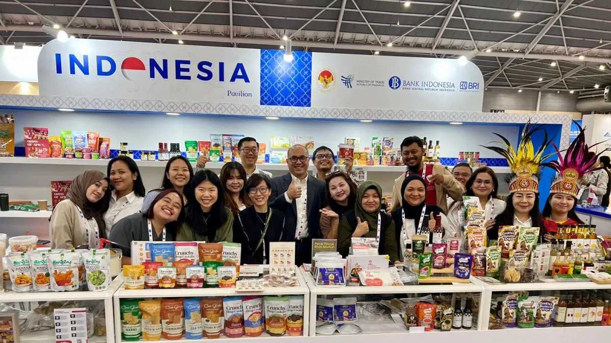 Perwakilan UMKM binaan Bank Rakyat Indonesia berfoto bersama di Paviliun Indonesia pada ajang FHA Singapura 2026, menampilkan beragam produk lokal unggulan yang sukses menembus pasar global.