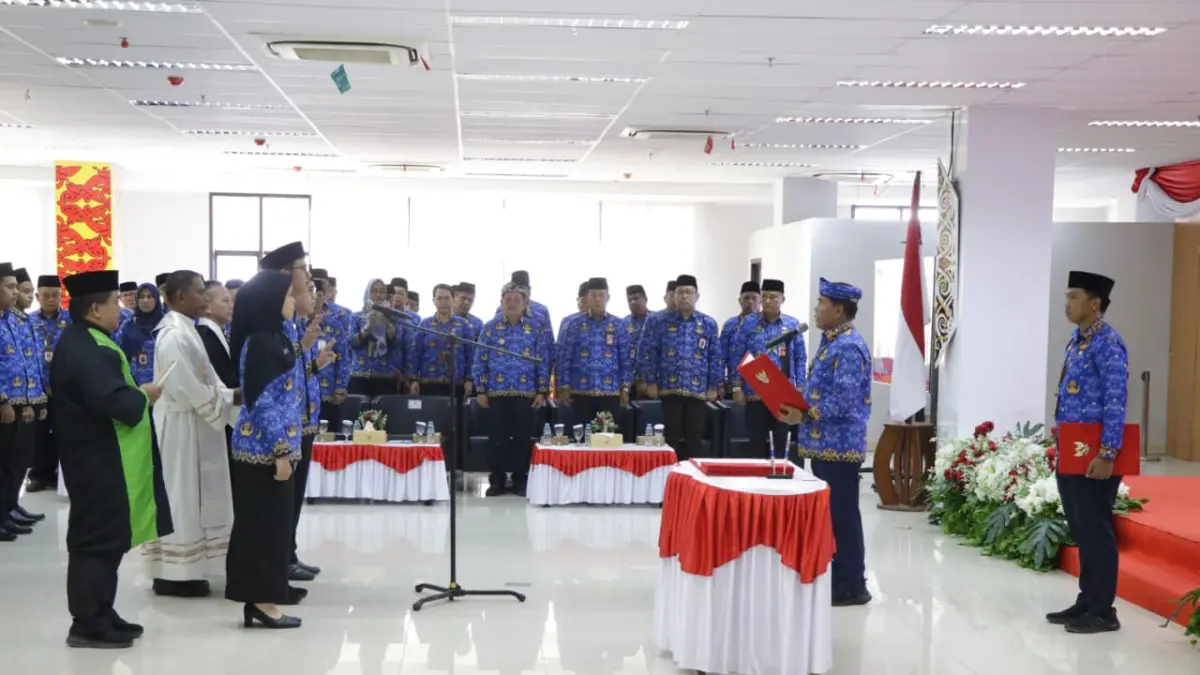 SUMPAH JANJI: Gubernur Kaltara, Zainal Arifin Paliwang saat melantik 84 ASN Pemprov Kaltara, Kamis (30/4). FOTO: DKISP KALTARA
