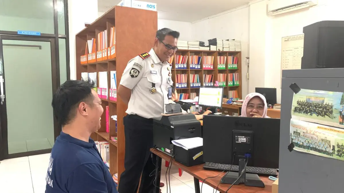 VERIFIKASI : Kepala Lapas Kelas IIB Nunukan, Donny Setiawan saat melihat langsung proses perekaman WBP.&nbsp;