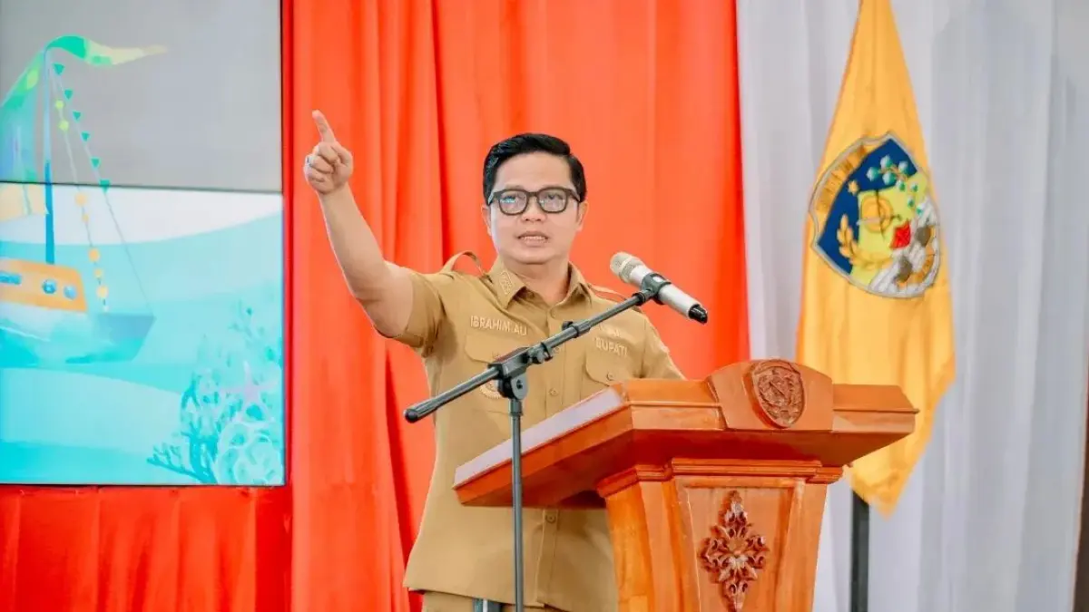 BERI SAMBUTAN: Bupati Ibrahim Ali berbicara di depan para petani dan nelayan di Tana Tidung belum lama ini. (FOTO: DKISP)