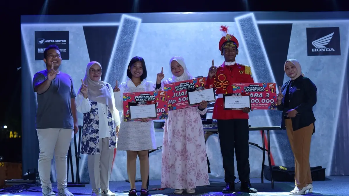 Pemenang lomba Honda Premium Matic Day berfoto bersama usai menerima hadiah pada acara yang digelar Astra Motor.
