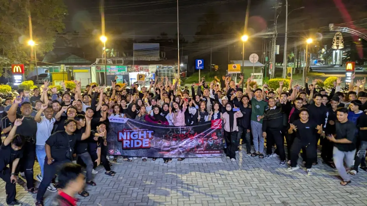 Ratusan peserta berfoto bersama usai mengikuti kegiatan “Night Ride” yang berlangsung meriah pada malam hari, menampilkan semangat kebersamaan dan antusiasme komunitas otomotif