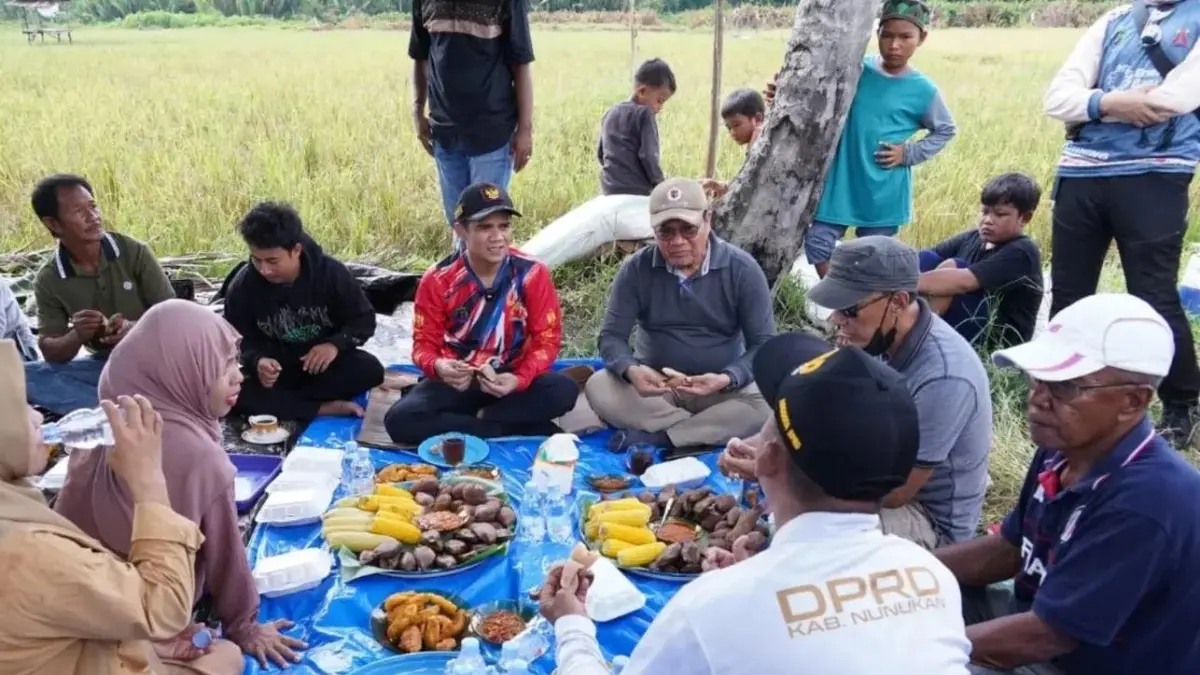 DISKUSI : Bupati Nunukan H. Irwan Sabri saat berdiskusi petani, anggota kelompok tani, dan brigade pangan, penyuluh pertanian. PROKOMPIM&nbsp;