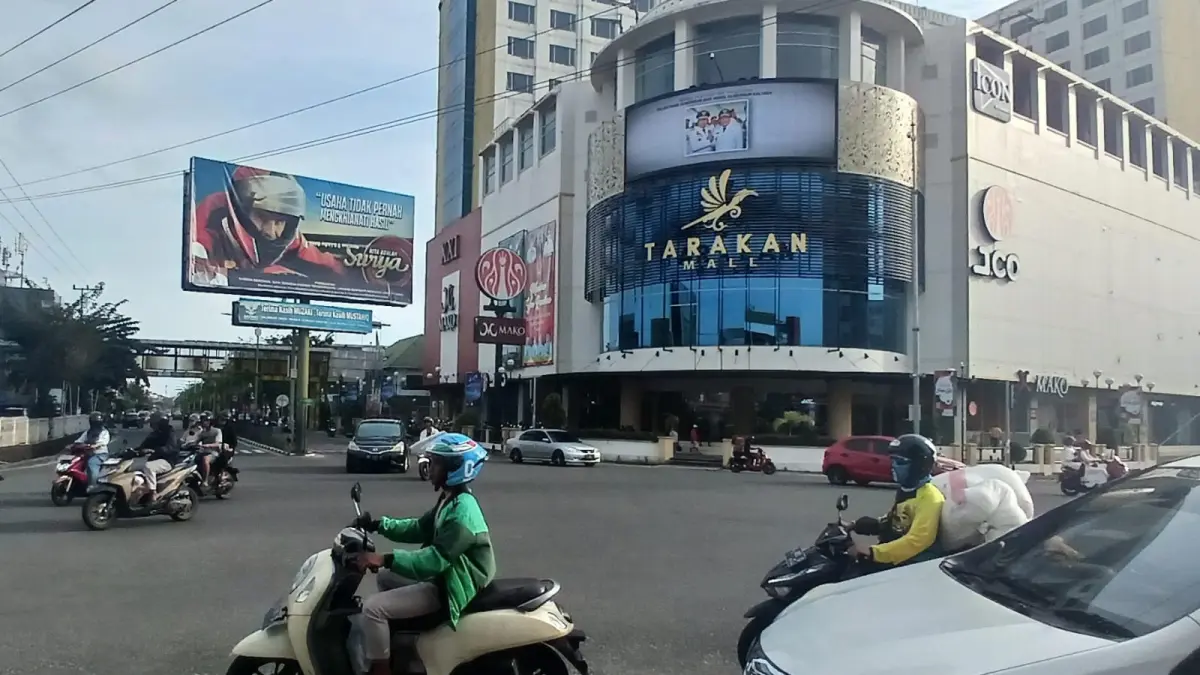MENCARI NAFKAH : Salah satu pengemudi ojol yang beroperasi&nbsp; di Kota Tarakan. AGUS DIAN ZAKARIA/RADAR TARAKAN
