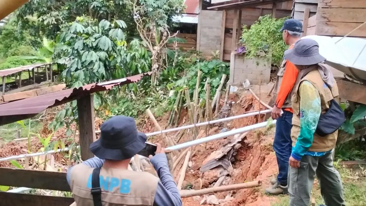 PENGECEKAN : Personal BPBD Nunukan saat melakukan identifikasi daerah tanah longsor yang terjadi di Desa Wa’Yagung dan Desa Pa Kebuan, Kecamatan Krayan Timur.&nbsp;