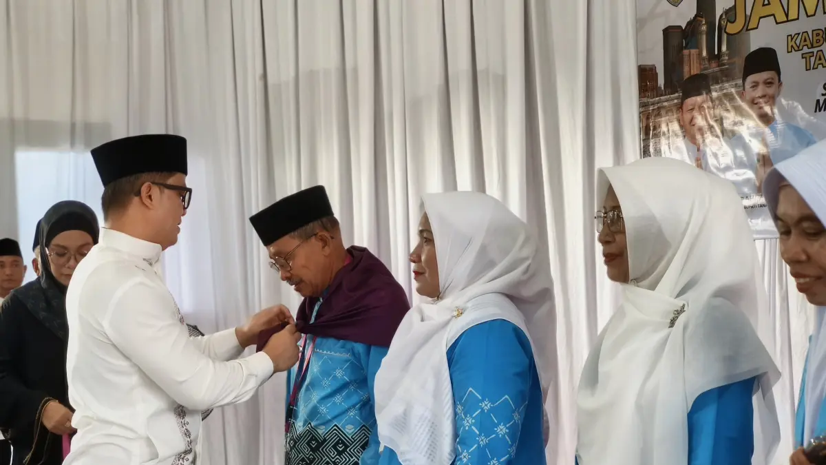 TAMU ALLAH: Bupati Ibrahim Ali secara simbolis melepas calon jemaah haji di Pendopo Rumjab Bupati Minggu pagi (3/5).(FOTO: SOPIAN/RADAR TARAKAN)