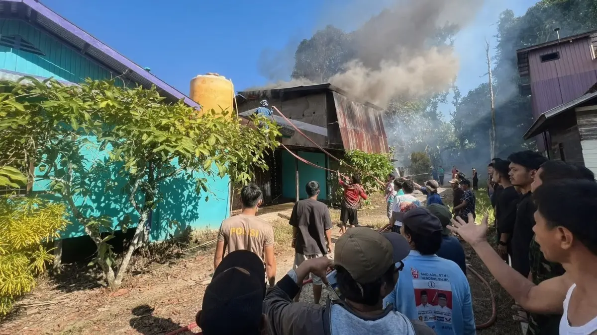 TERBAKAR: Asap tebal membubung tinggi dari rumah walet yang terbakar. 
