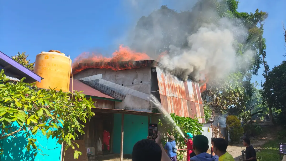 TERBAKAR: Masyarakat dan petuga PMK melakukan pemadaman api yang membakar sarang burung walet di Sesayap Hilir. (FOTO: ISTIMEWA)
