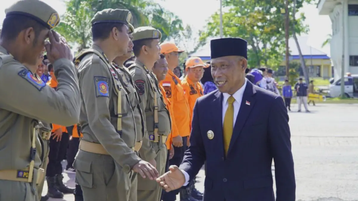 ARAHAN : Bupati Bulungan Syarwani menyampaikan sejumlah arahan dalam upacara peringatan hari Otda dan Hardiknas di halaman kantor Bupati Bulungan, Senin (4/5).
(Taslee/Radar Tarakan)