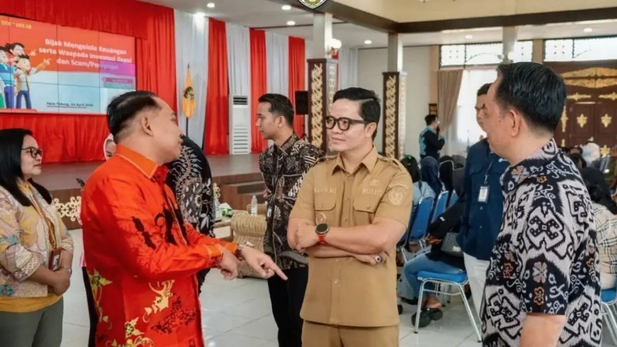 BAHAS KEUANGAN: Bupati Ibrahim Ali saat menghadiri giat perbankan denhan petani dan nelayan Tana Tidung belum lama ini. (FOTO: SOPIAN/RADAR TARAKAN)