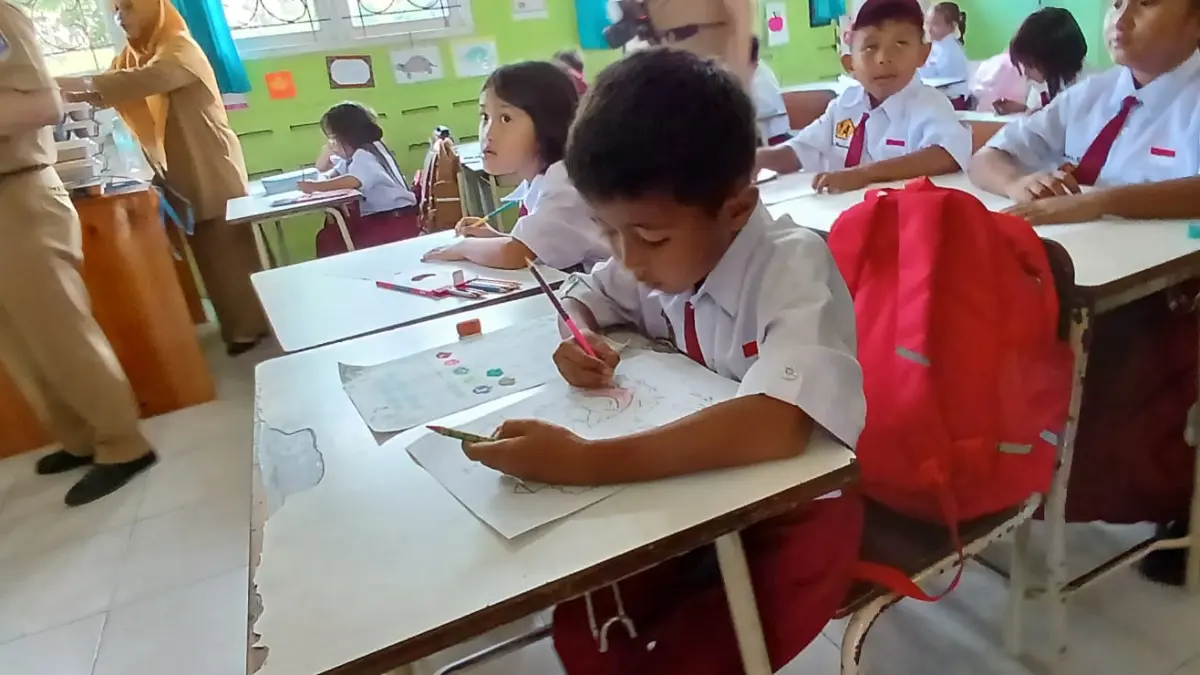 BELAJAR: Suasana aktivitas belajar-mengajar di salah satu sekolah di Tarakan. AGUS DIAN ZAKARIA/RADAR TARAKAN