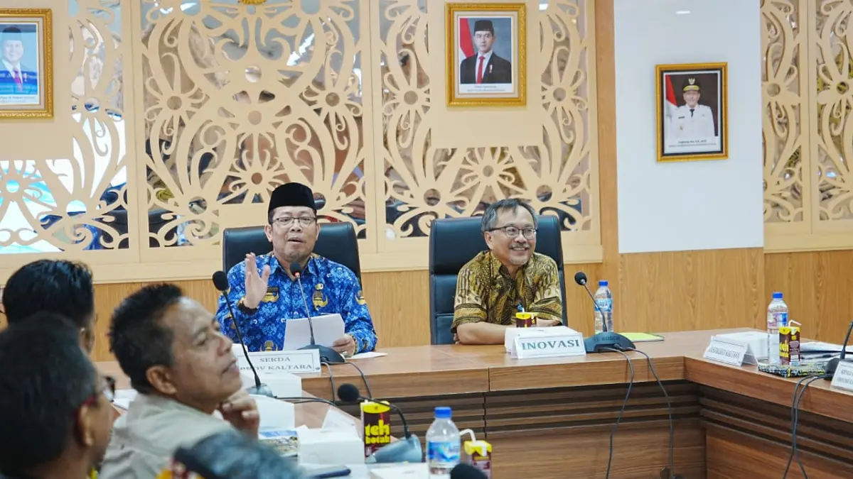 BICARA PENDIDIKAN: Asisten Bidang Administrasi Umum Setprov Kaltara, Pollymaart Sijabat memimpin rapat program INOVASI di Tanjung Selor beberapa waktu lalu. FOTO: DKISP KALTARA