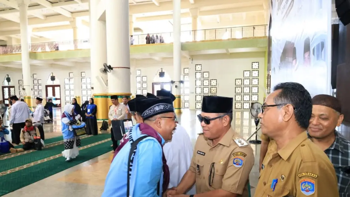 DIBERANGKATKAN: Wakil Wali Kota Tarakan Ibnu Saud melepas CJH menuju Balikpapan. AGUS DIAN ZAKARIA/RADAR TARAKAN