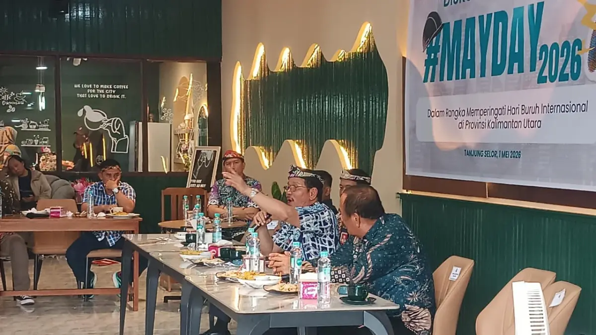 HARI BURUH: Wagub Kaltara, Ingkong Ala berdiskusi dengan para buruh di momentum May Day 2026. FOTO: IWAN K/RADAR TARAKAN