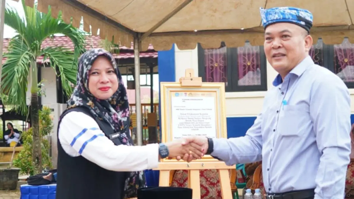 KREATIVITAS: Kadisdikbud Tana Tidung Arman Jauhari menggunakan singal karya siswa SMP TU Negeri 1 Tana Tidung. 
