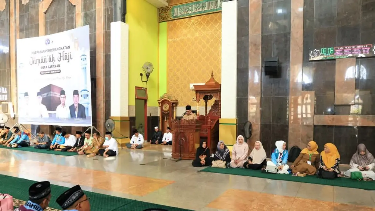 MENYIMAK : Para calon jemaah haji mendengarkan sambutan Wawali Tarakan Ibnu Saud Is sebelum diberangkatkan ke Balikpapan. AGUS DIAN ZAKARIA/RADAR TARAKAN