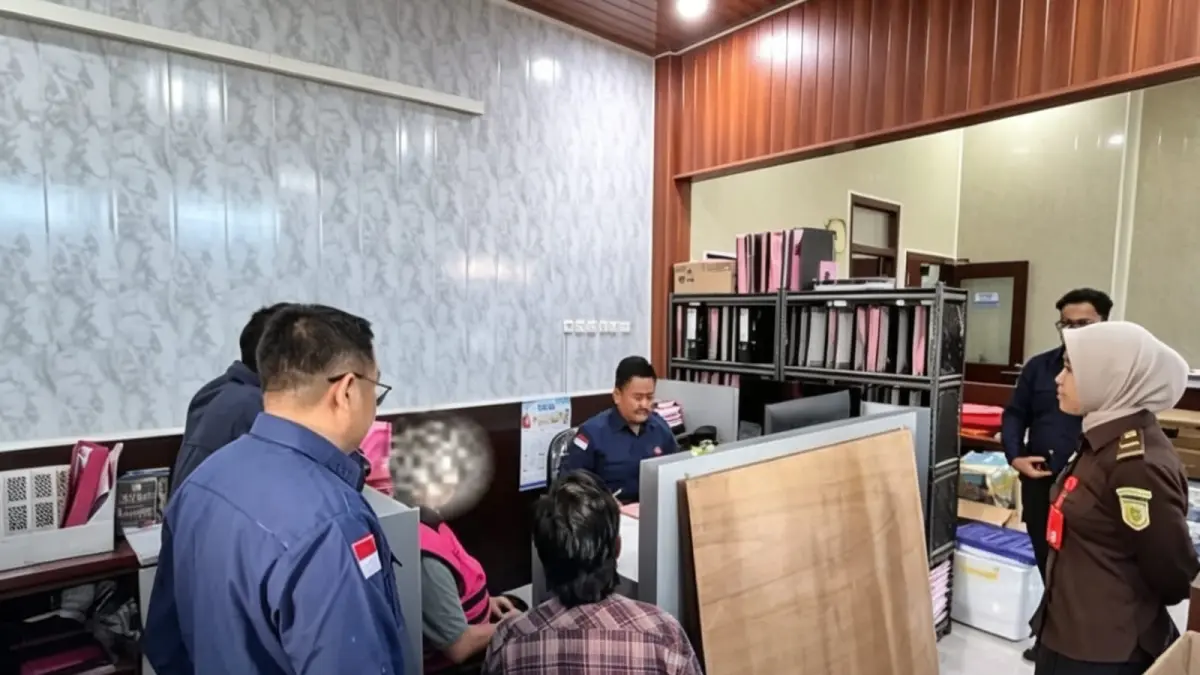 PELIMPAHAN BERKAS: JPU Kejari Bulungan menerima tersangka dan barang bukti perkara dugaan tipikor. FOTO: KEJATI KALTARA