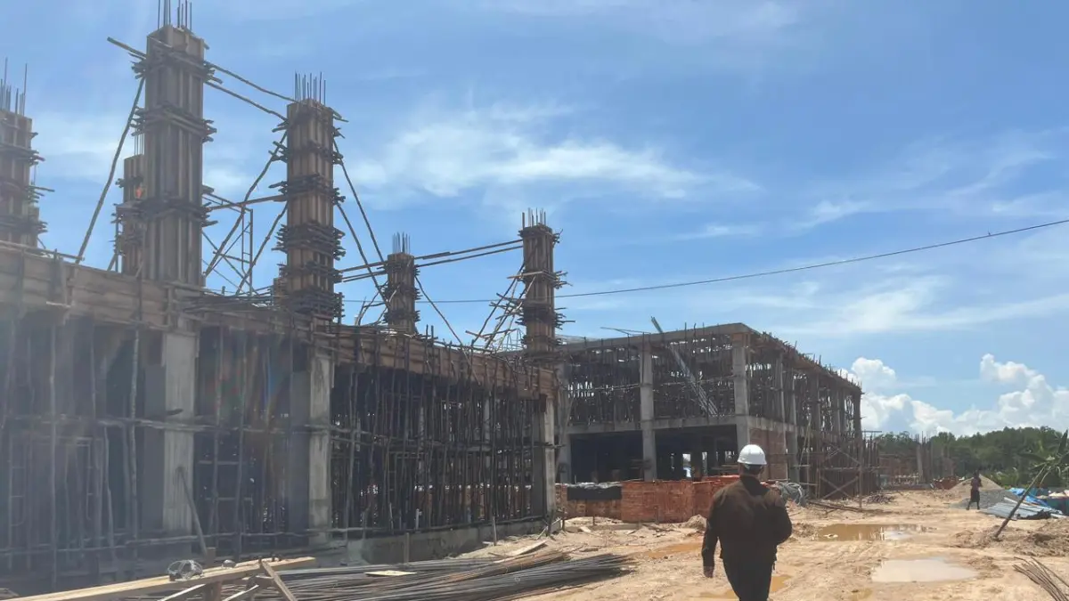 PEMBANGUNAN: Progres pembangunan fasilitas Sekolah Rakyat di Kota Tarakan teesu dikebut dan ditargetkan bisa dimanfaatkan pada tahun ajaran baru 2026. ELIAZAR/RADAR TARAKAN&nbsp;