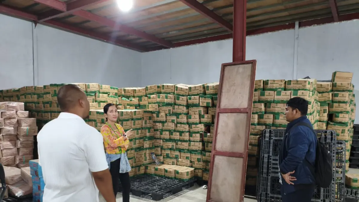 PENGECEKAN : DKUKMPP Nunukan melakukan pengawasan dan pendataan di gudang untuk memastikan ketersediaan stok dan stabilitas harga barang.&nbsp;