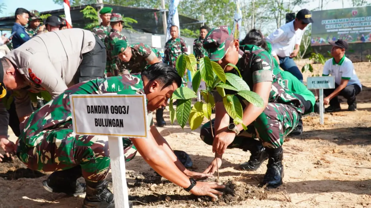 PENGHIJAUAN: Dandim 0903/Bulungan melakukan penanaman pohon untuk pelestarian lingkungan. FOTO: RADAR TARAKAN