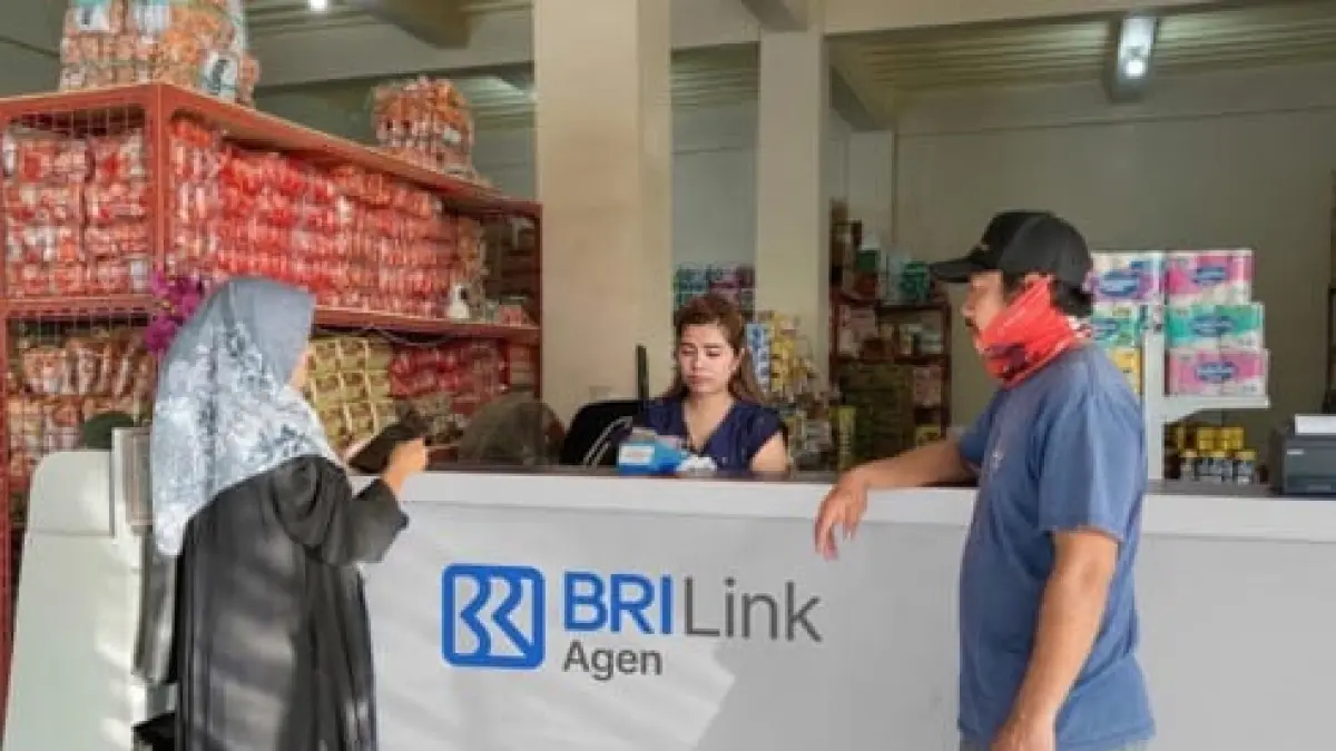 Seorang warga melakukan transaksi di gerai BRILink Agen di sebuah pangkalan, menunjukkan bagaimana Bank Rakyat Indonesia memperluas layanan keuangan sekaligus membuka peluang penghasilan tambahan bagi pelaku usaha kecil.