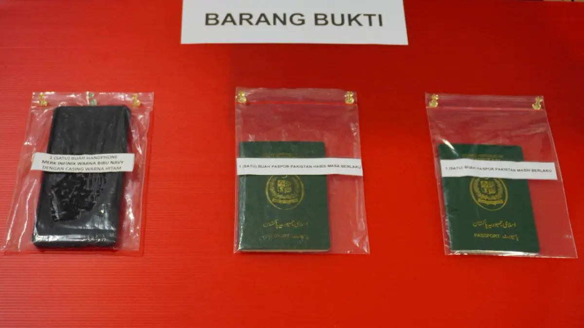 BARANG BUKTI : Sejumlah barang bukti yang berhasil diamankan oleh Imigrasi Tarakan dari WNA Pakistan yang masuk ke Indonesia melalui jalur ilegal. IMIGRASI TARAKAN&nbsp;